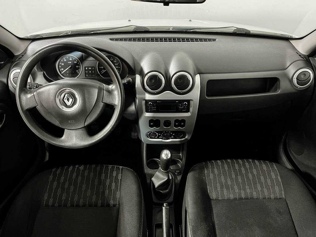 Renault Sandero с пробегом — 2013 год. Фото: #7