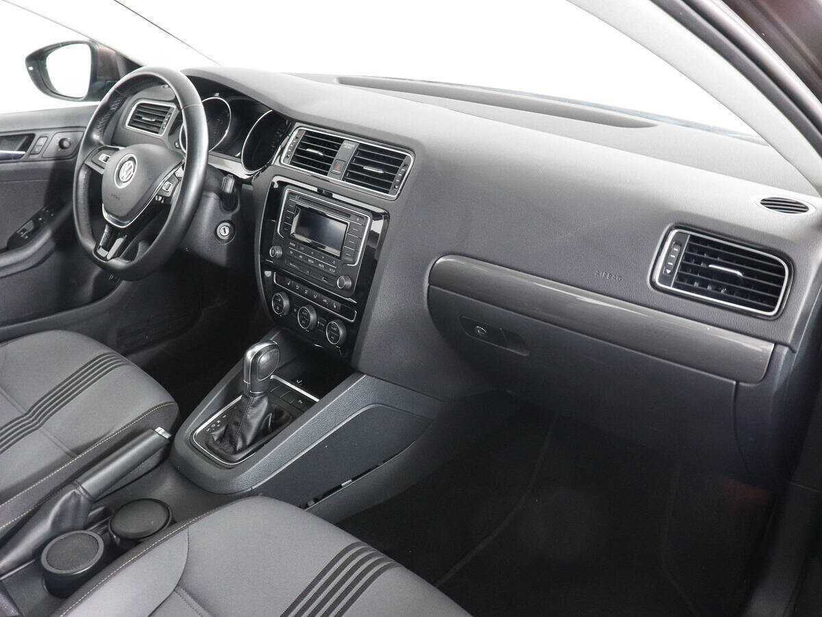 Volkswagen Jetta с пробегом — 2017 год. Фото: #9