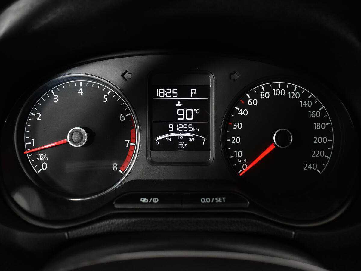 Volkswagen Polo с пробегом — 2015 год. Фото: #6