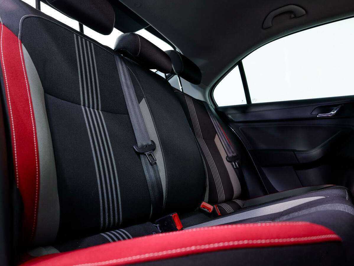 Skoda Rapid с пробегом — 2015 год. Фото: #12