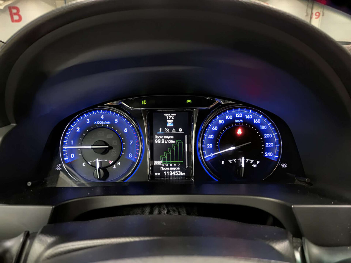 Toyota Camry с пробегом — 2018 год. Фото: #12