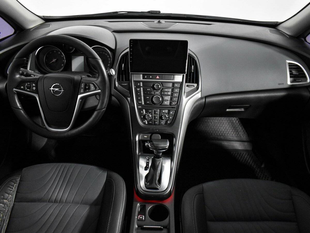 Opel Astra с пробегом — 2013 год. Фото: #12