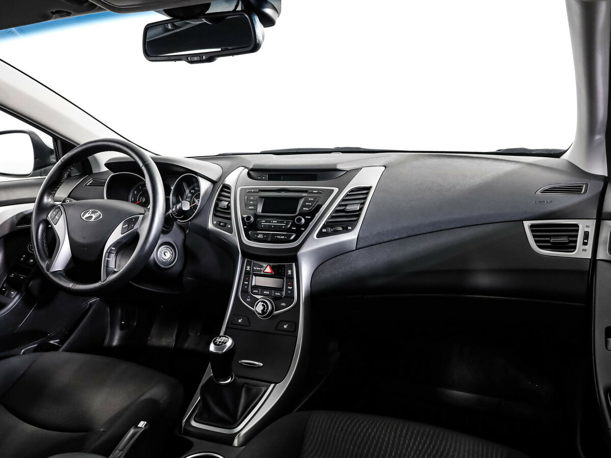 Hyundai Elantra с пробегом — 2015 год. Фото: #6