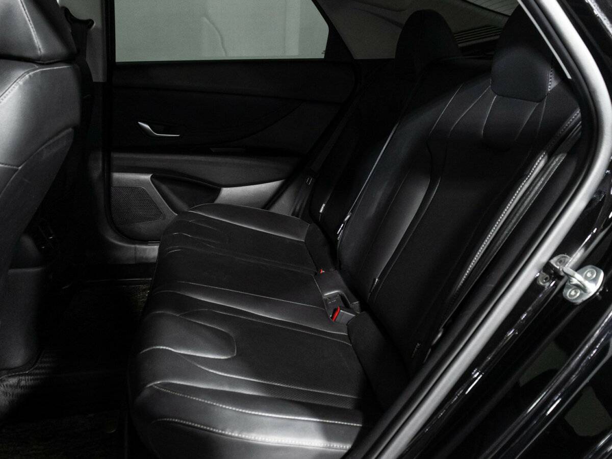 Hyundai Elantra с пробегом — 2023 год. Фото: #9