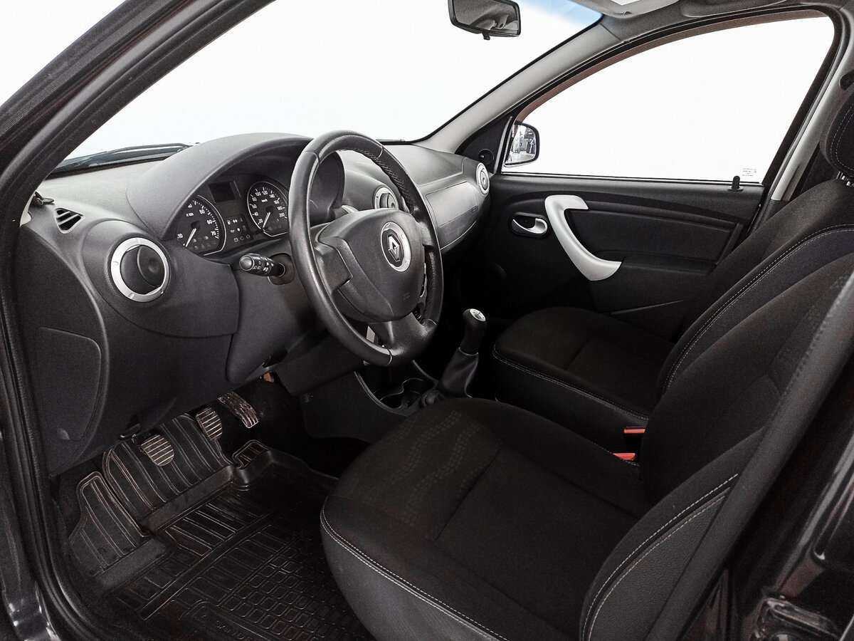 Renault Sandero с пробегом — 2013 год. Фото: #11