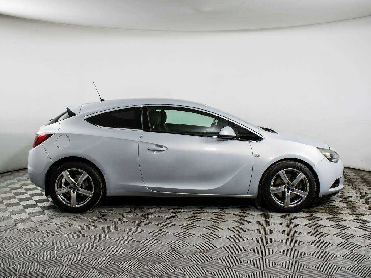 Opel Astra с пробегом — 2012 год. Фото: #3