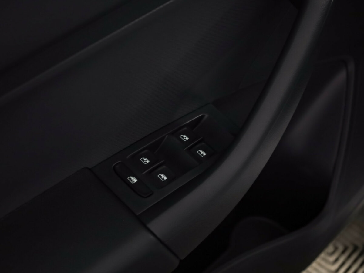 Skoda Rapid с пробегом — 2015 год. Фото: #9