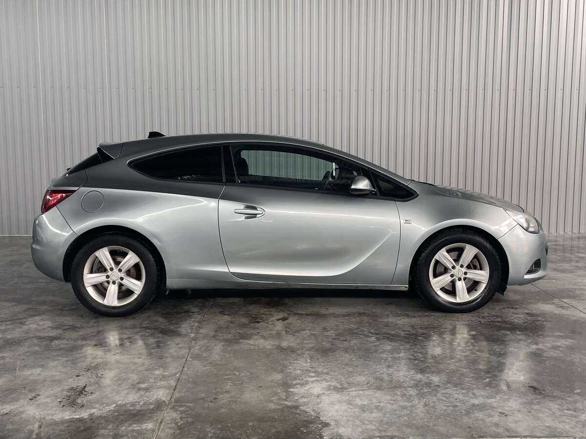 Opel Astra с пробегом — 2012 год. Фото: #3
