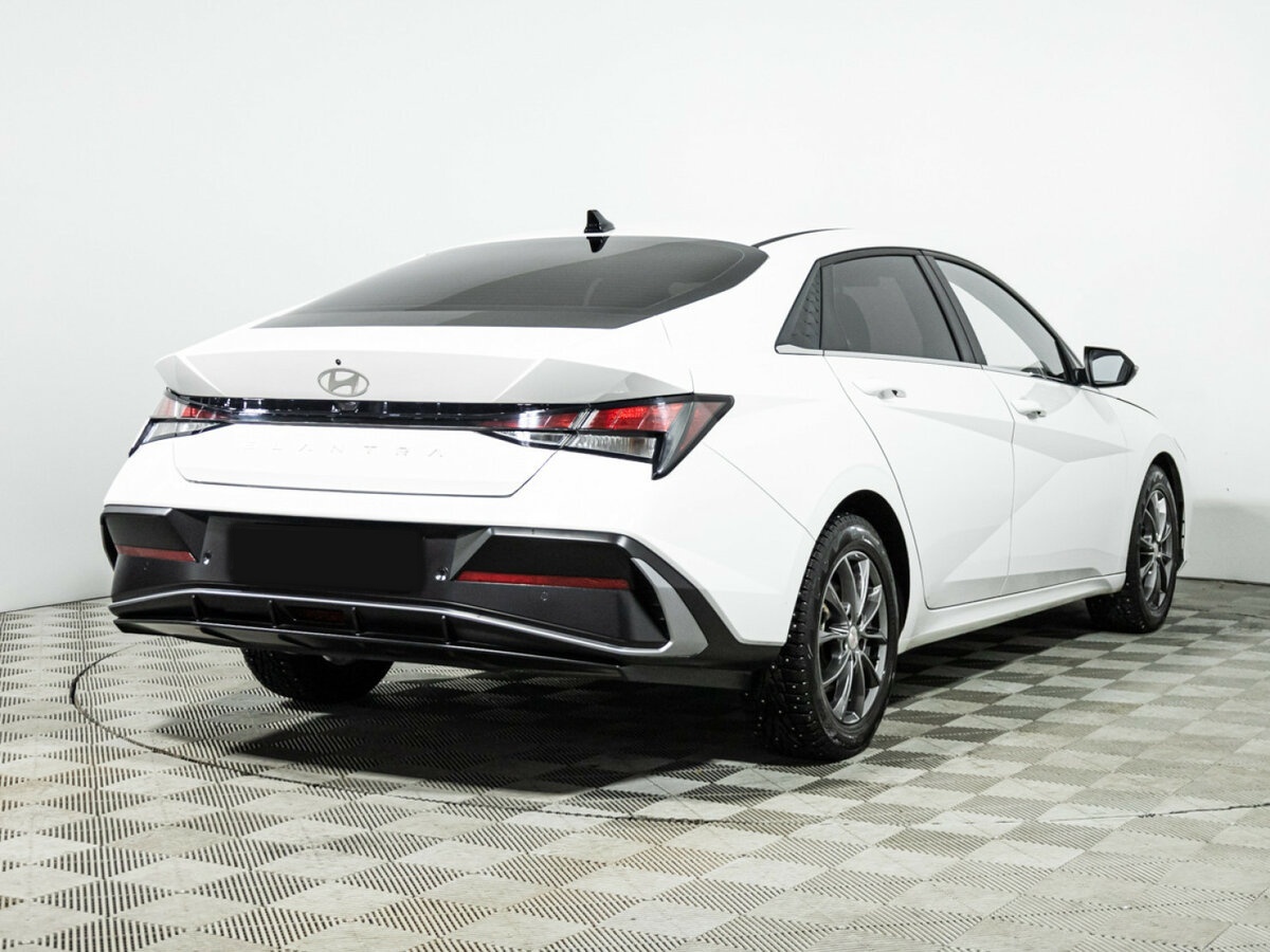 Hyundai Elantra с пробегом — 2023 год. Фото: #4