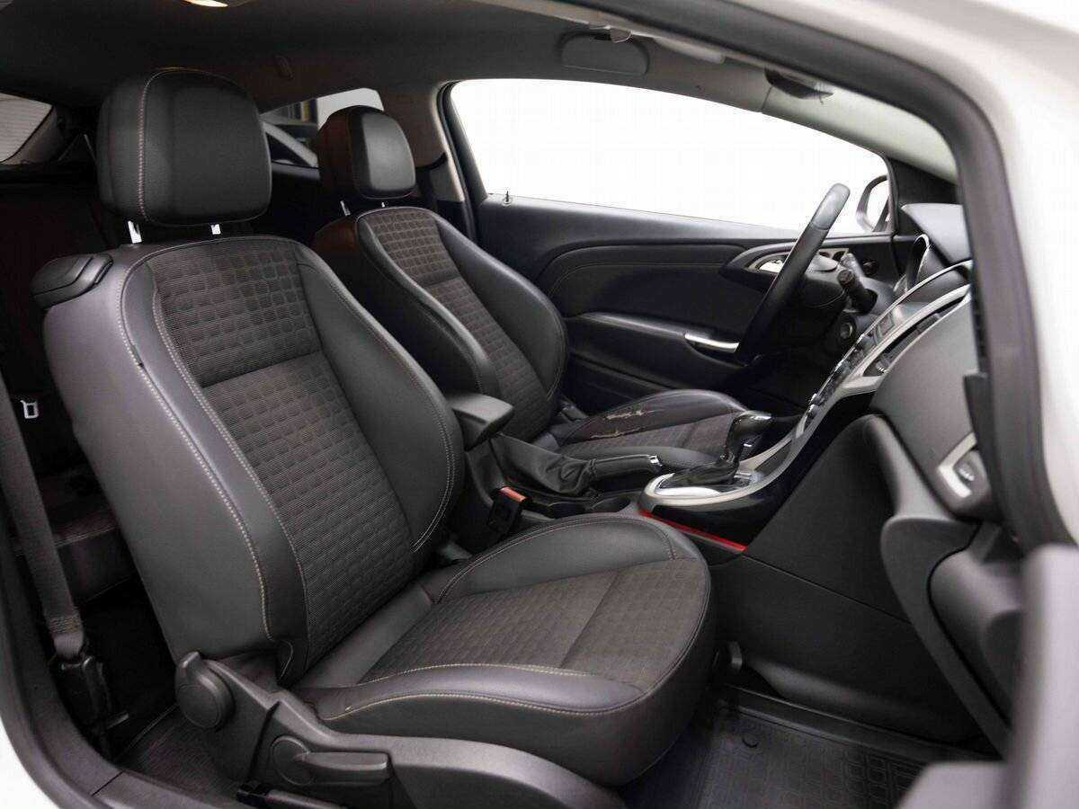 Opel Astra с пробегом — 2012 год. Фото: #10