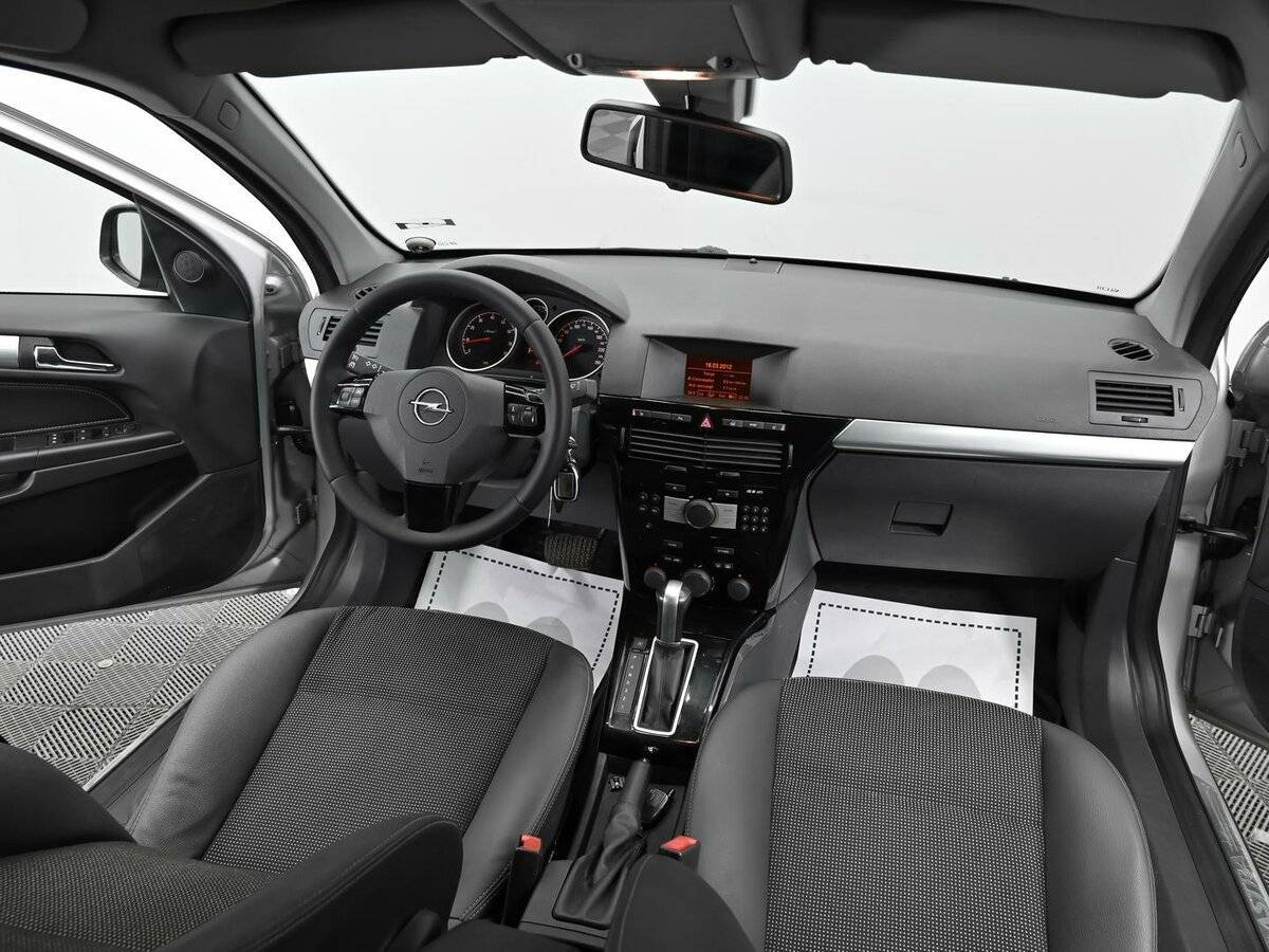 Opel Astra с пробегом — 2012 год. Фото: #10