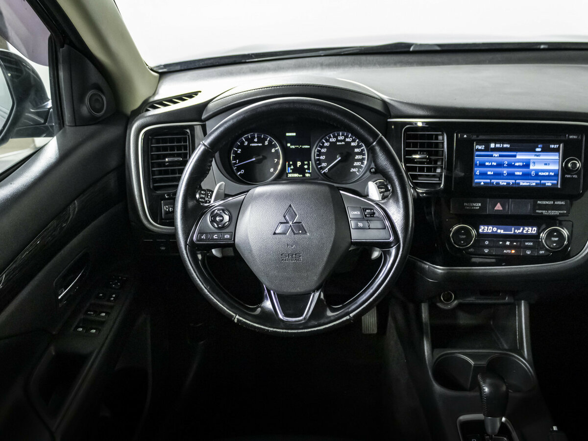 Mitsubishi Outlander с пробегом — 2015 год. Фото: #9