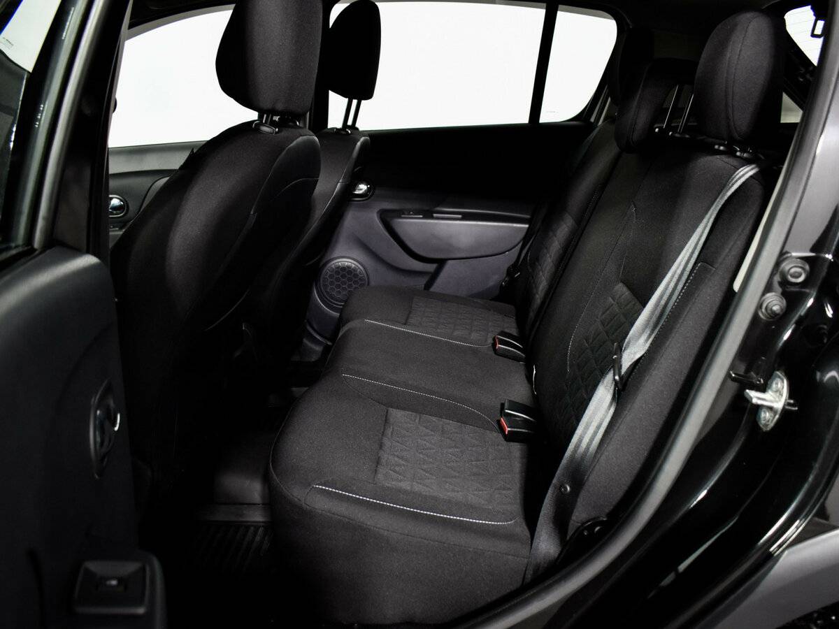 Renault Sandero с пробегом — 2016 год. Фото: #10