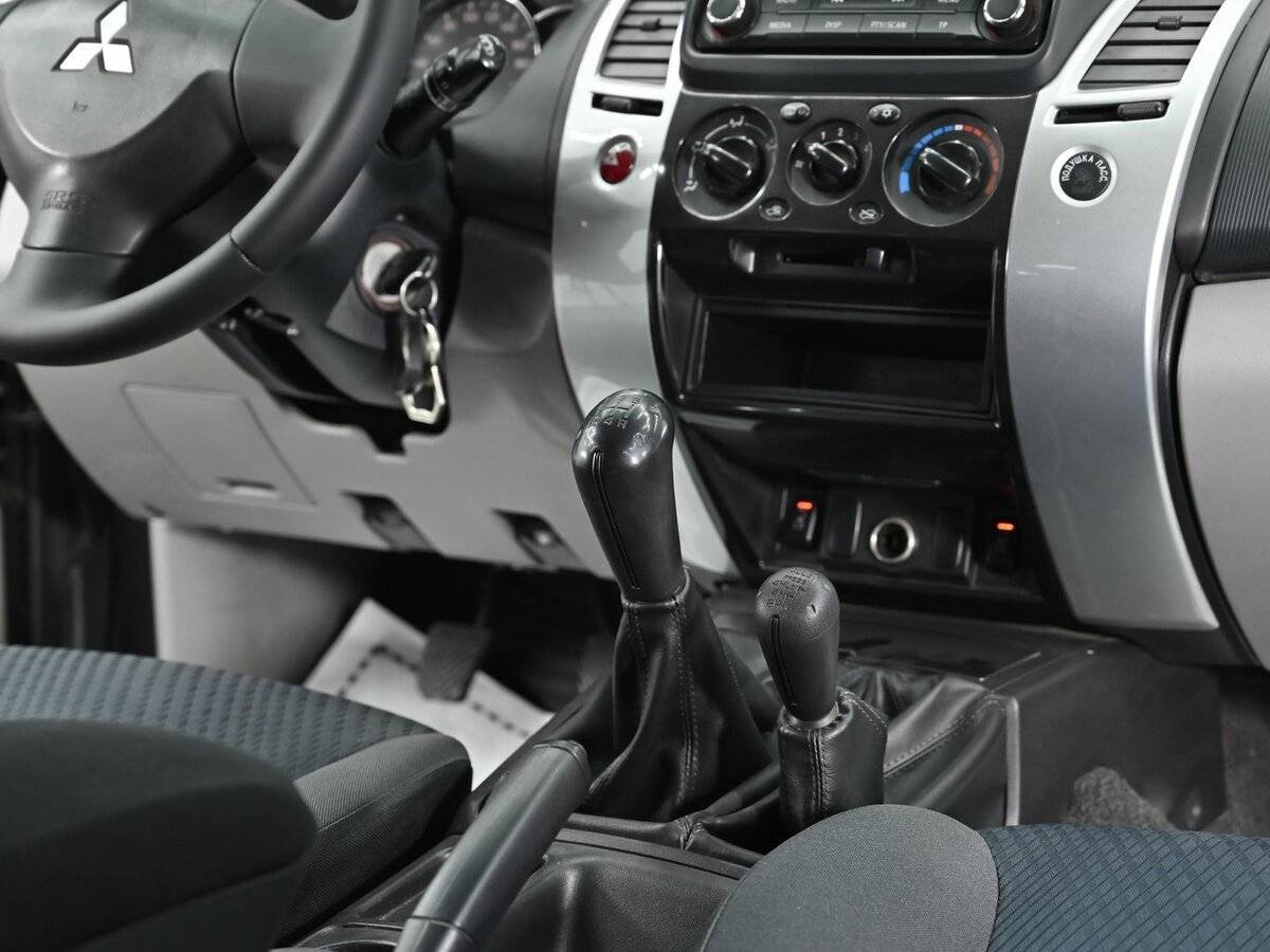 Mitsubishi Pajero Sport с пробегом — 2014 год. Фото: #10