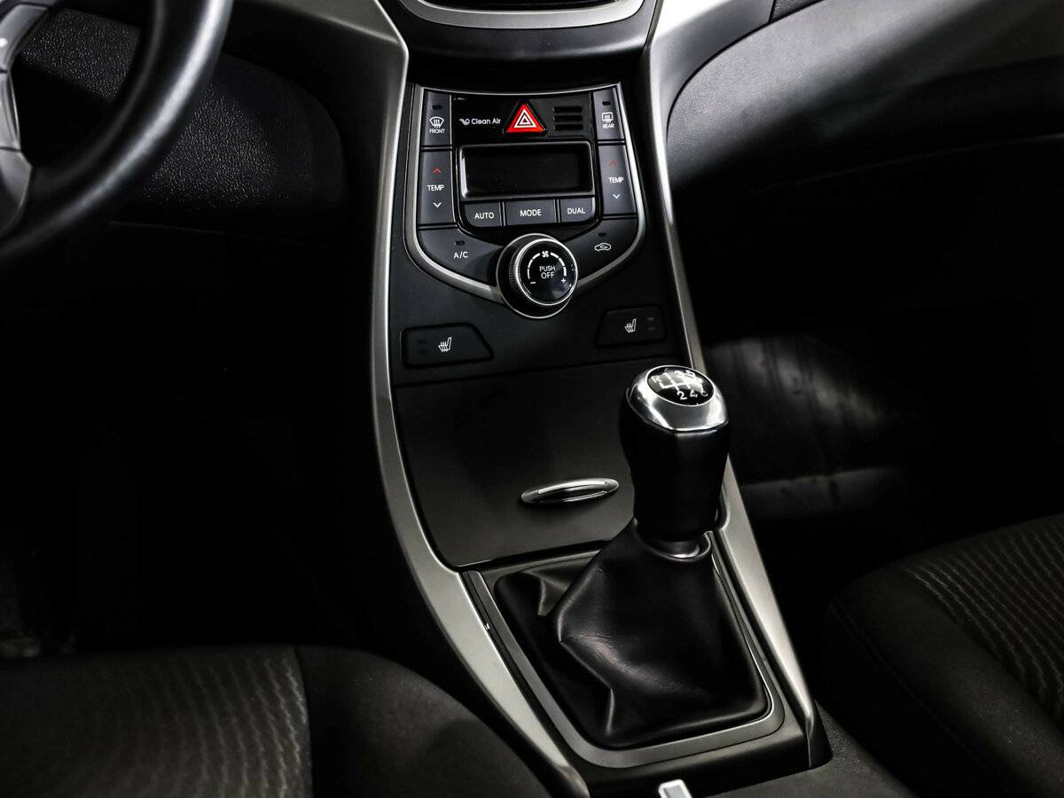 Hyundai Elantra с пробегом — 2015 год. Фото: #10