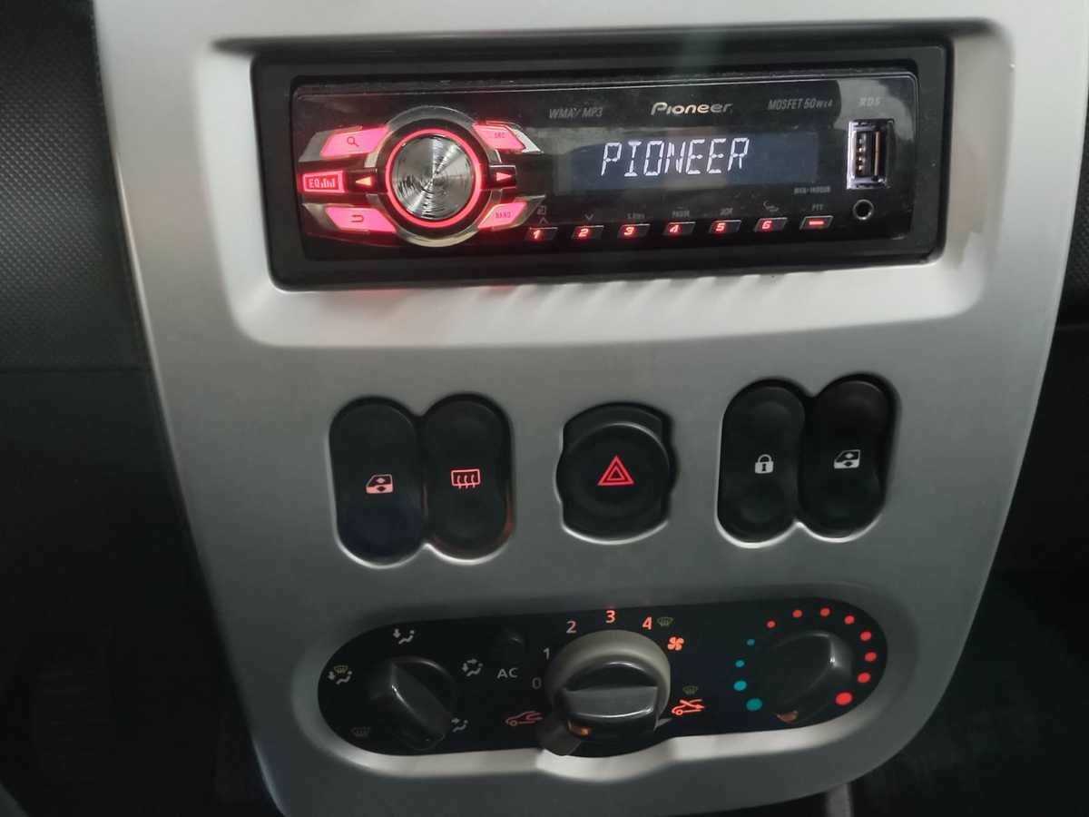 Renault Sandero с пробегом — 2012 год. Фото: #12