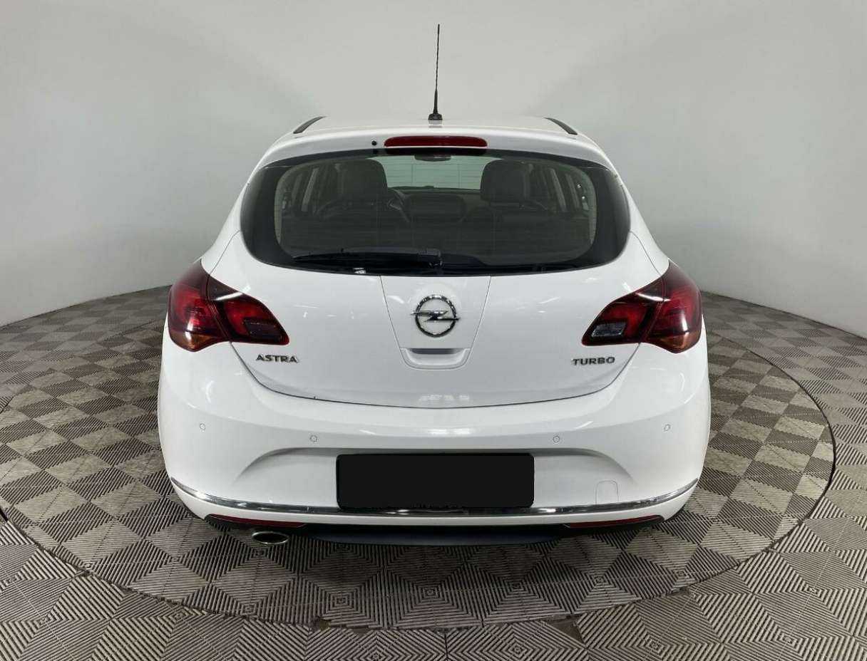 Opel Astra с пробегом — 2013 год. Фото: #2