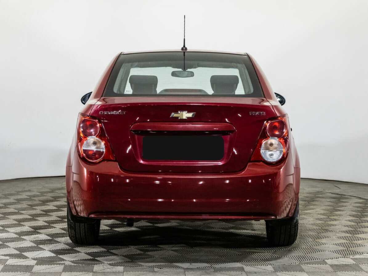 Chevrolet Aveo с пробегом — 2015 год. Фото: #5