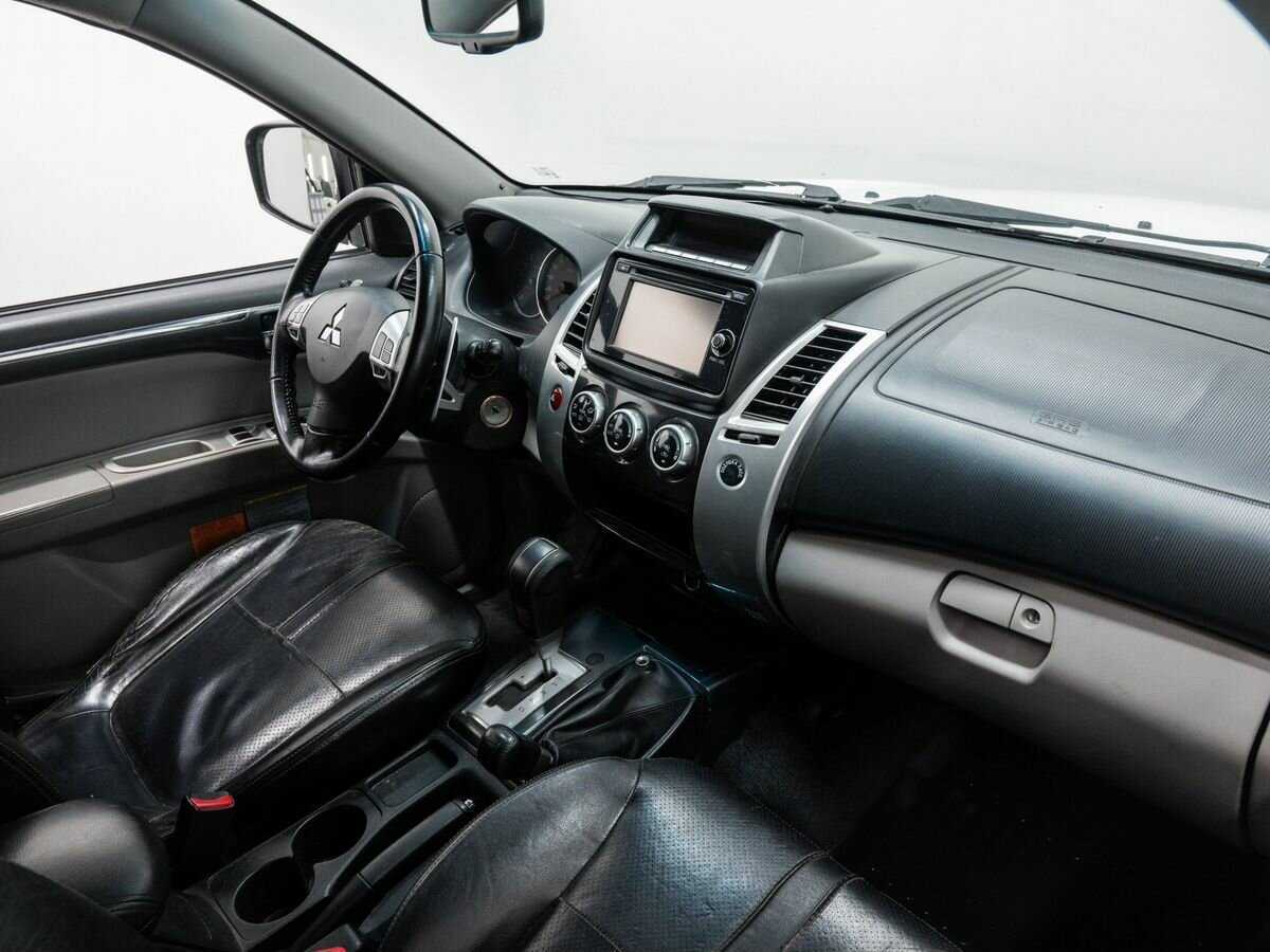 Mitsubishi Pajero Sport с пробегом — 2014 год. Фото: #6