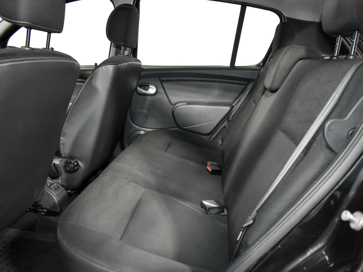 Renault Sandero с пробегом — 2012 год. Фото: #11