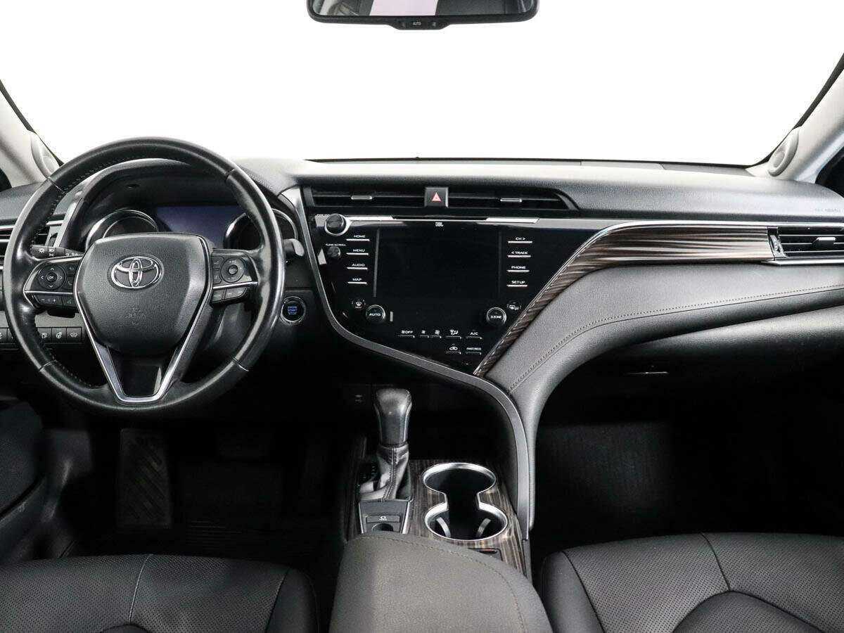 Toyota Camry с пробегом — 2018 год. Фото: #10