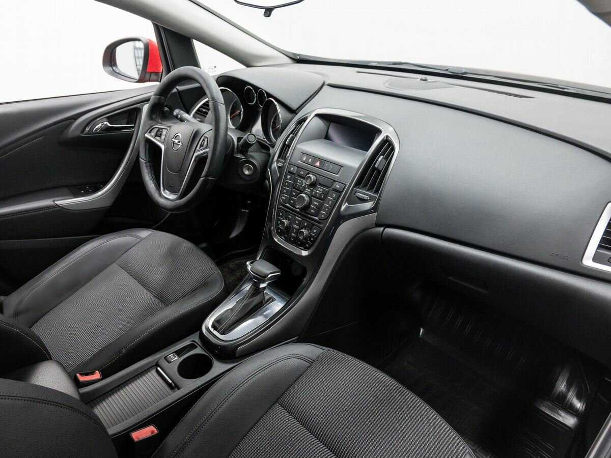 Opel Astra с пробегом — 2013 год. Фото: #6