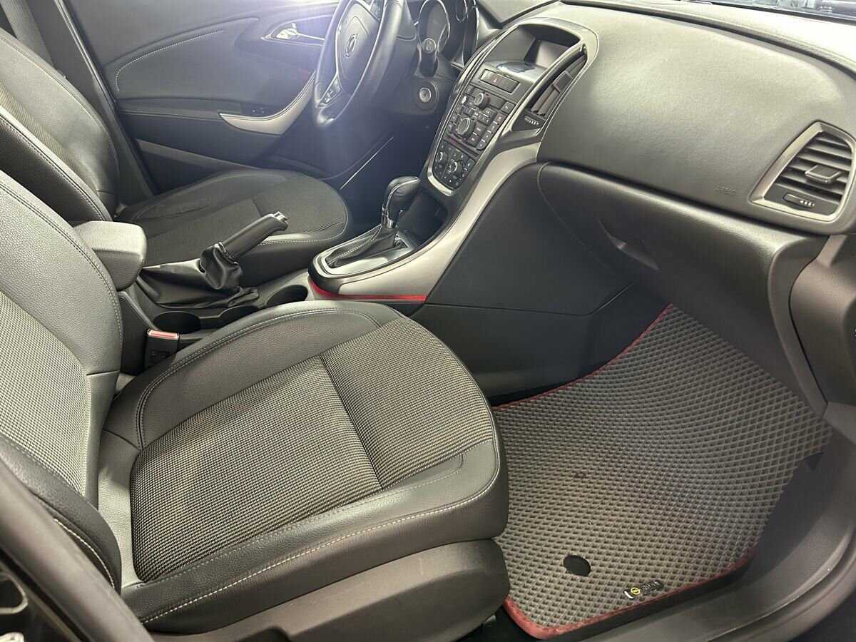 Opel Astra с пробегом — 2012 год. Фото: #13