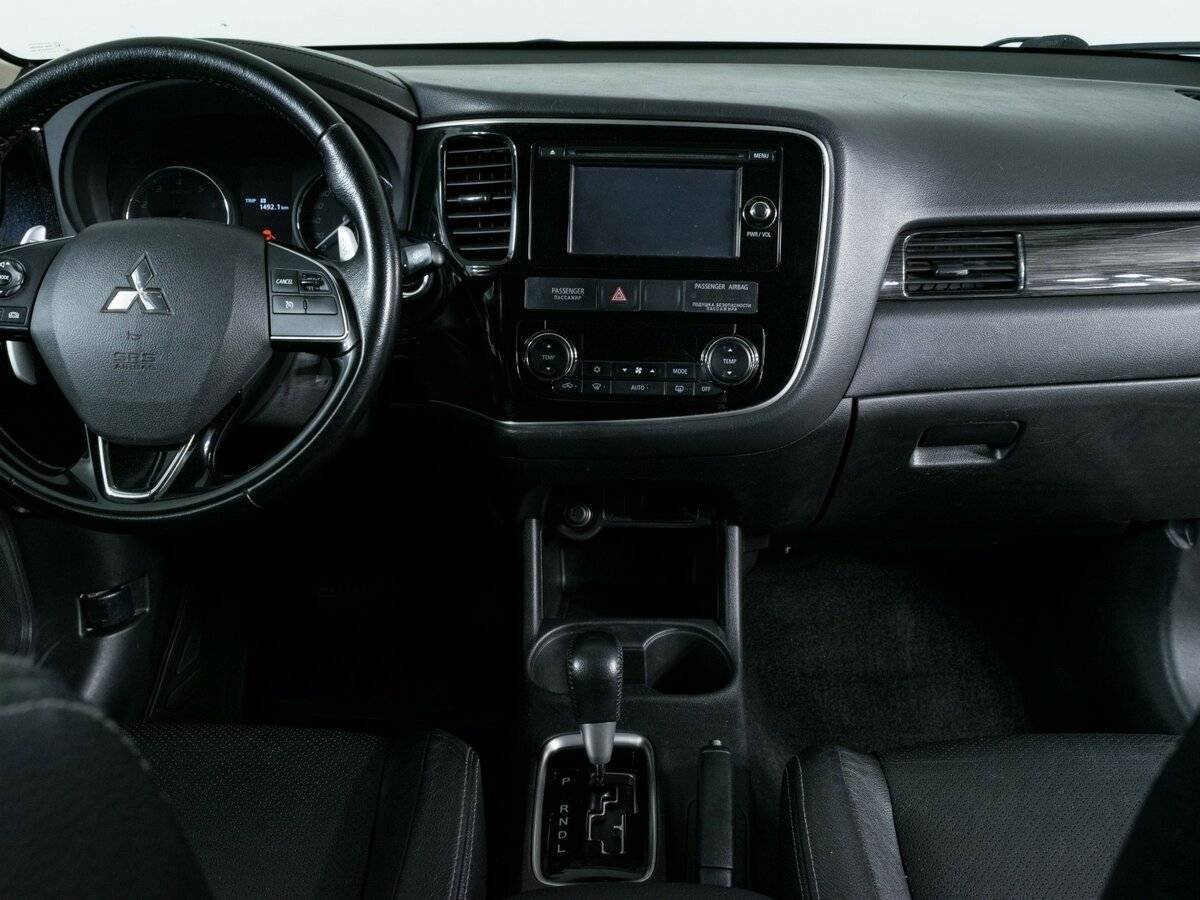 Mitsubishi Outlander с пробегом — 2016 год. Фото: #10