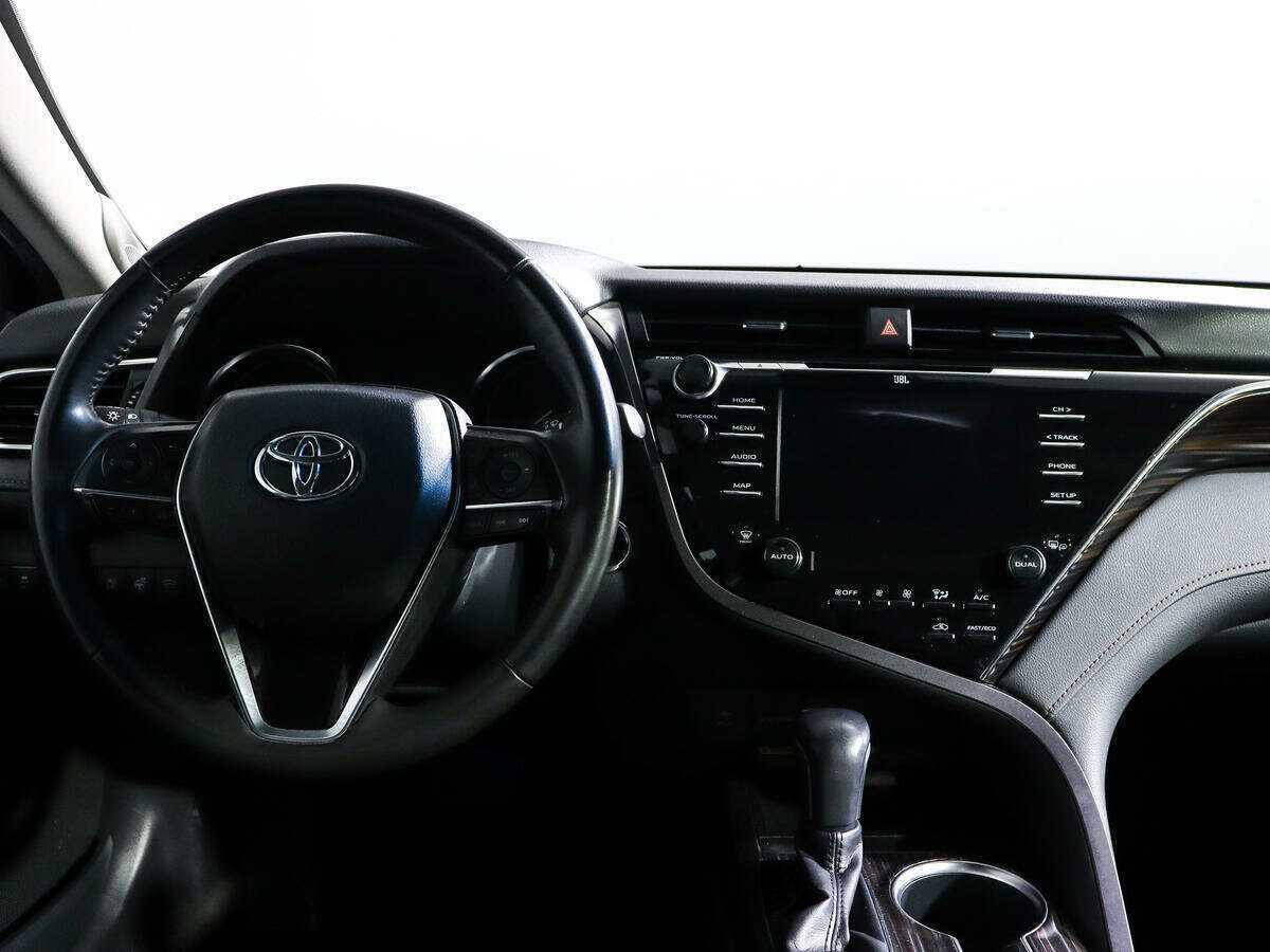 Toyota Camry с пробегом — 2018 год. Фото: #9