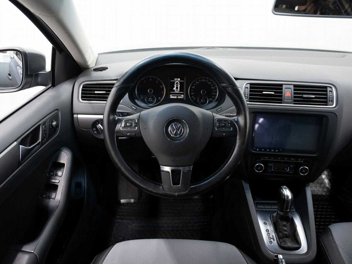 Volkswagen Jetta с пробегом — 2012 год. Фото: #13