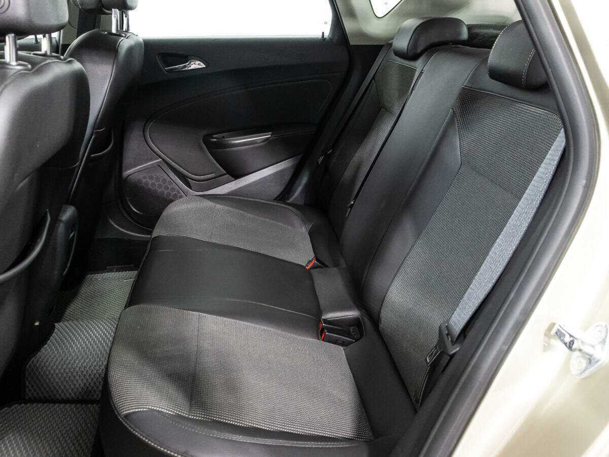 Opel Astra с пробегом — 2012 год. Фото: #9