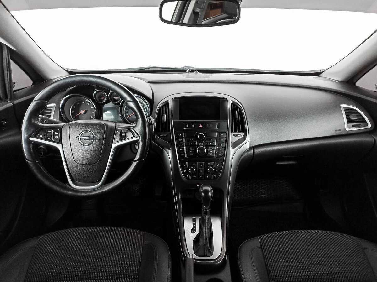Opel Astra с пробегом — 2012 год. Фото: #9