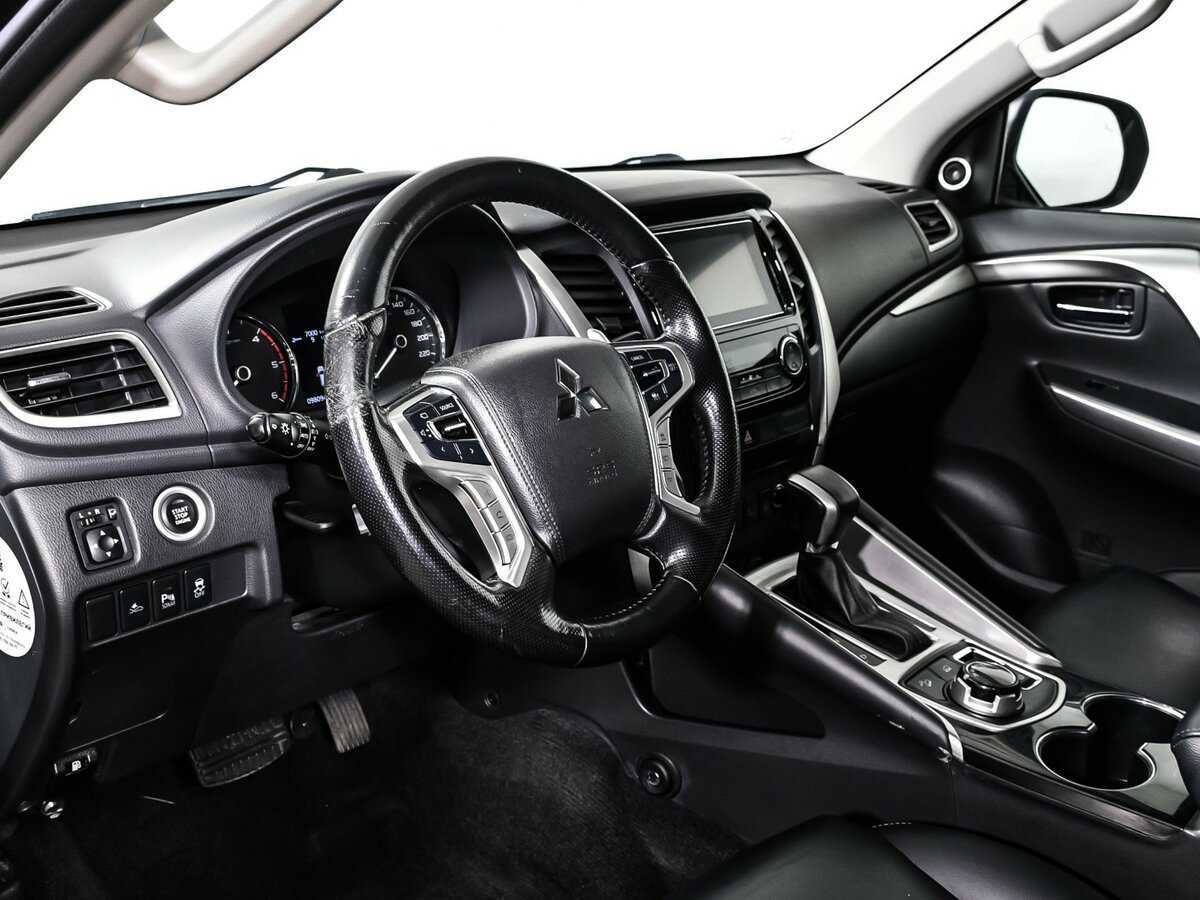 Mitsubishi Pajero Sport с пробегом — 2018 год. Фото: #12