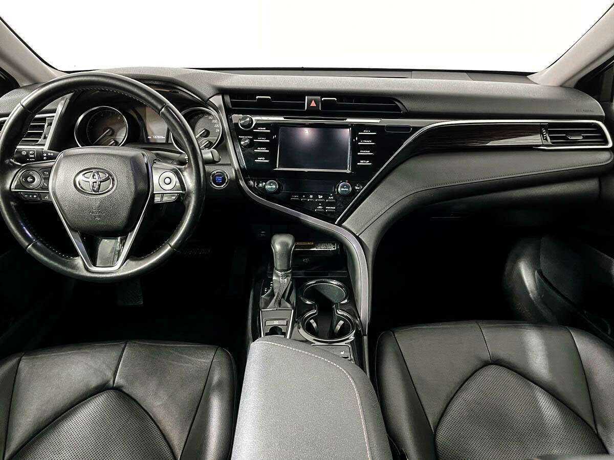 Toyota Camry с пробегом — 2018 год. Фото: #11