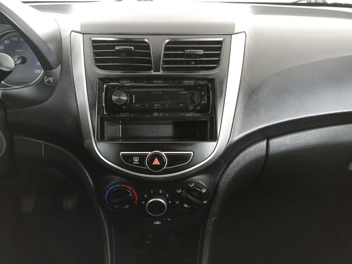 Hyundai Solaris с пробегом — 2013 год. Фото: #9