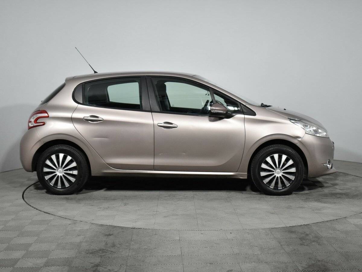 Peugeot 208 с пробегом — 2014 год. Фото: #3