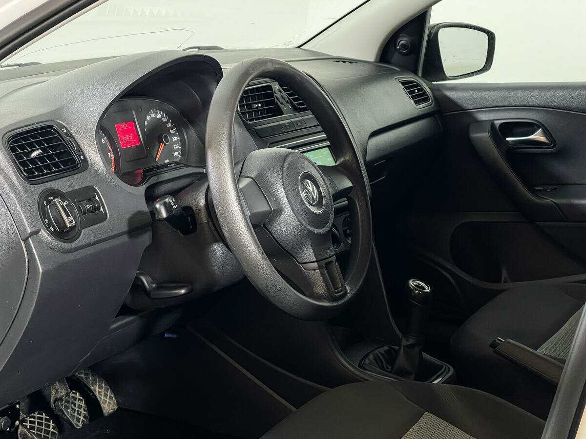 Volkswagen Polo с пробегом — 2012 год. Фото: #12