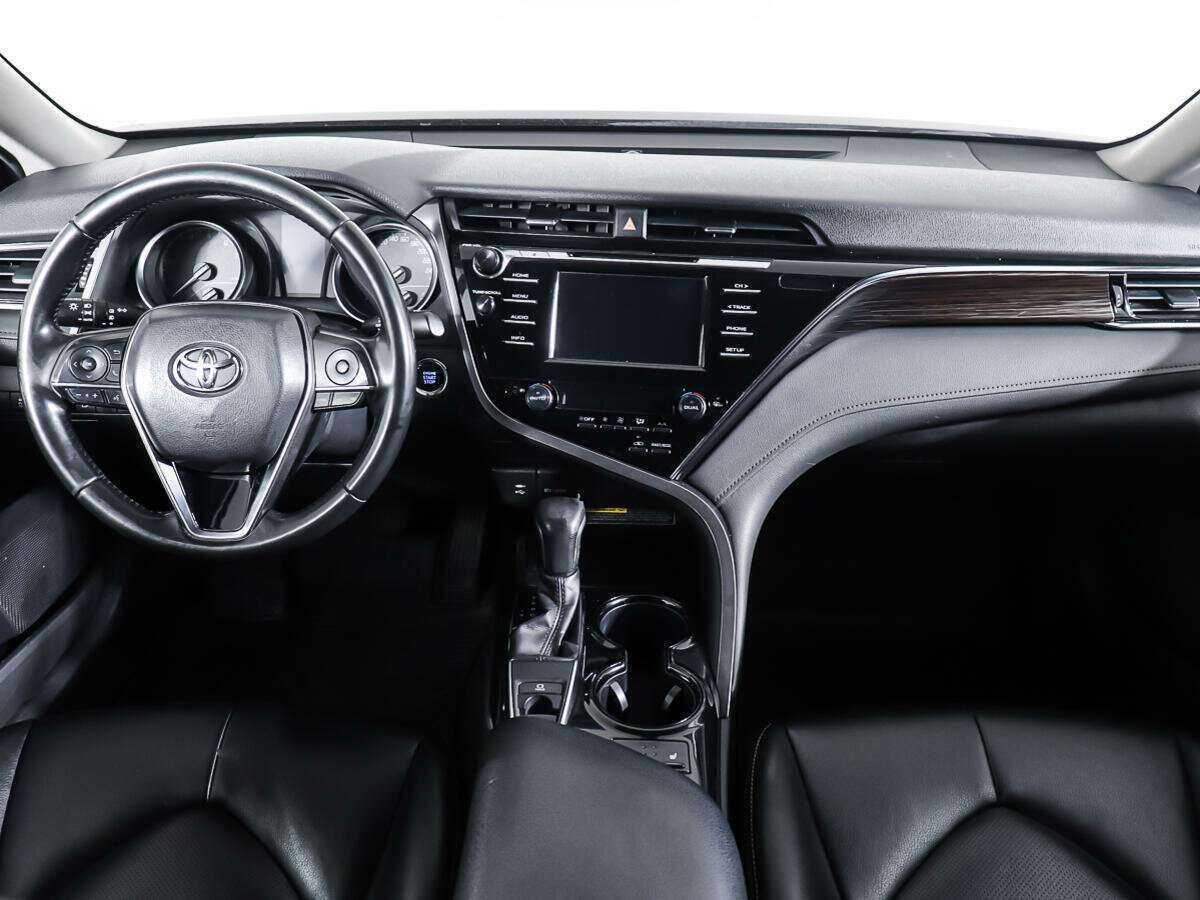 Toyota Camry с пробегом — 2018 год. Фото: #10