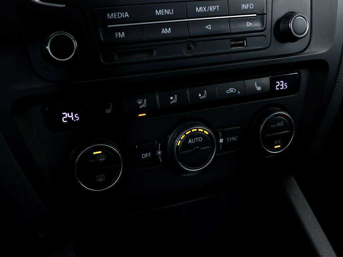 Volkswagen Jetta с пробегом — 2015 год. Фото: #12