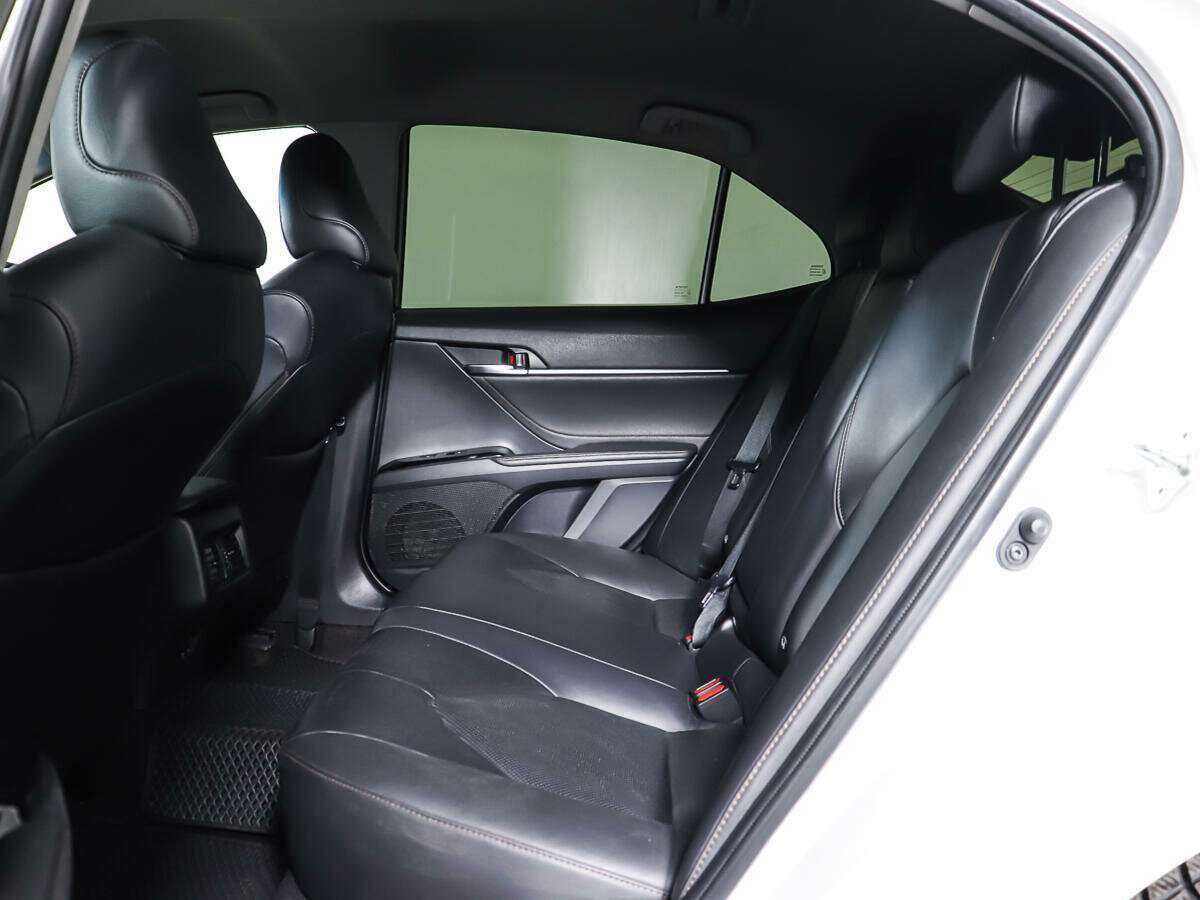 Toyota Camry с пробегом — 2018 год. Фото: #9