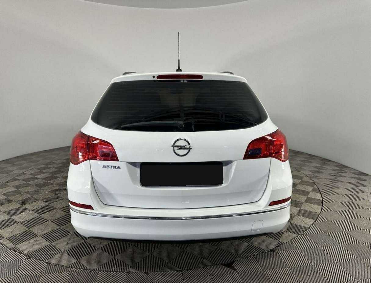 Opel Astra с пробегом — 2013 год. Фото: #2