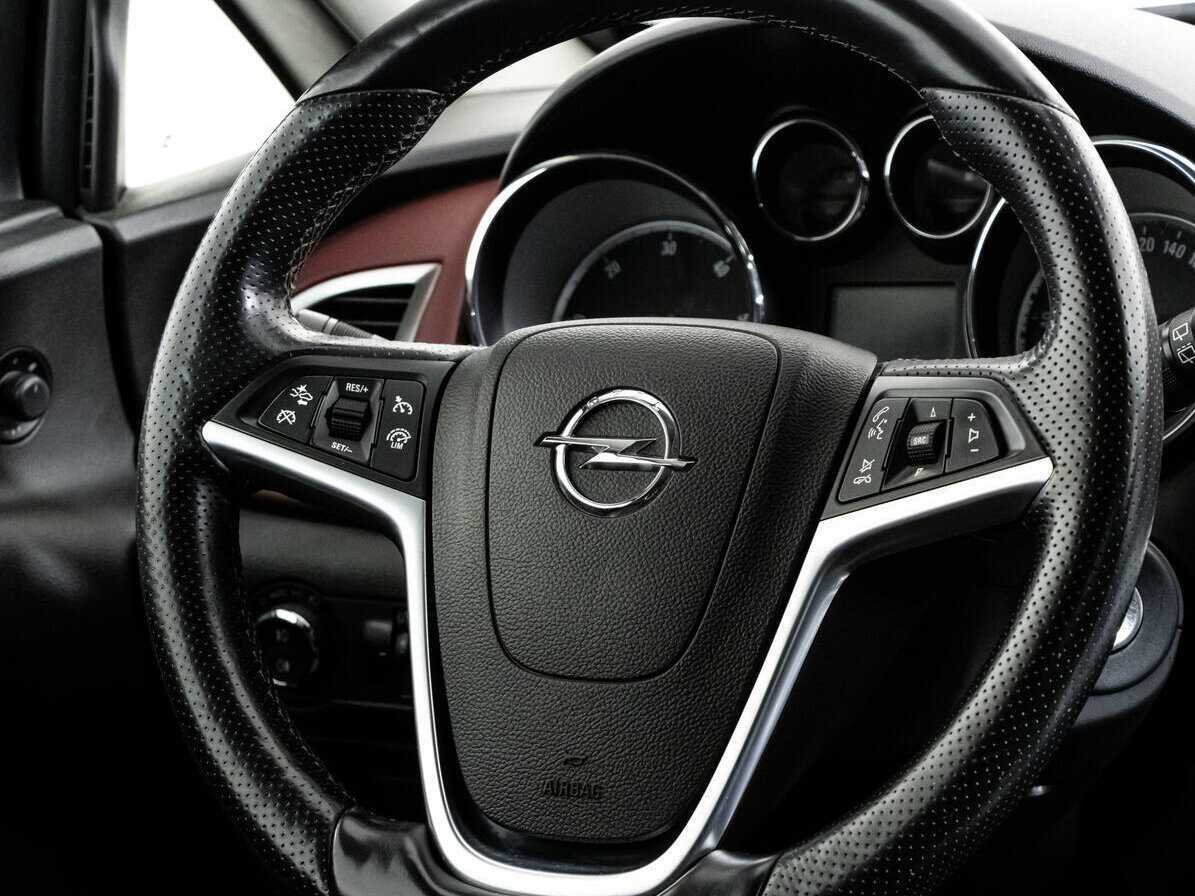 Opel Astra с пробегом — 2013 год. Фото: #16