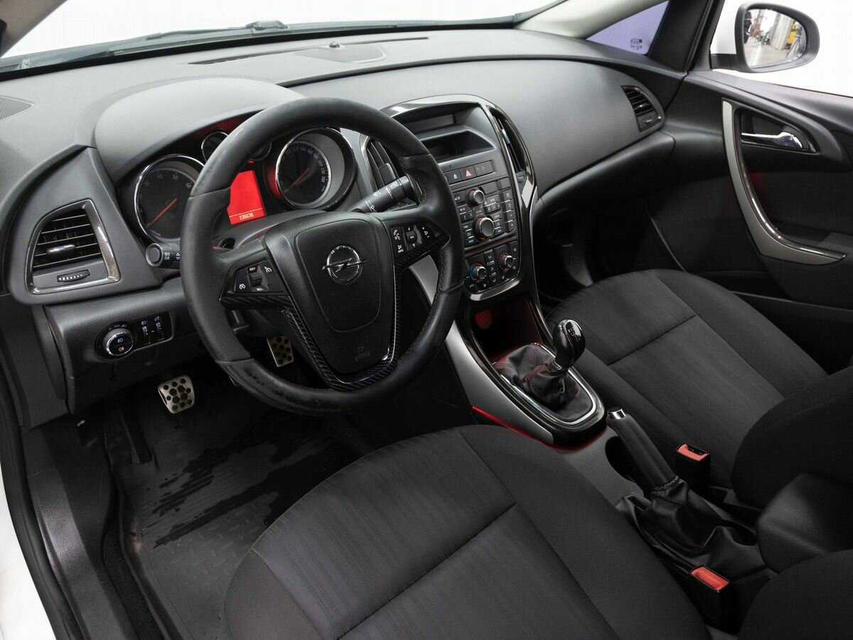 Opel Astra с пробегом — 2013 год. Фото: #6