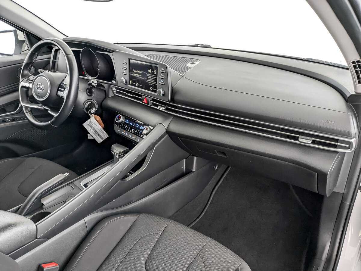 Hyundai Elantra с пробегом — 2021 год. Фото: #10