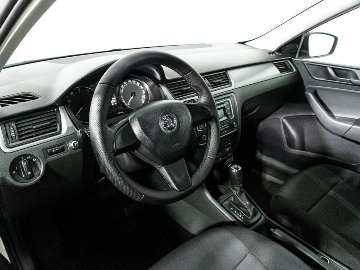 Skoda Rapid с пробегом — 2015 год. Фото: #10