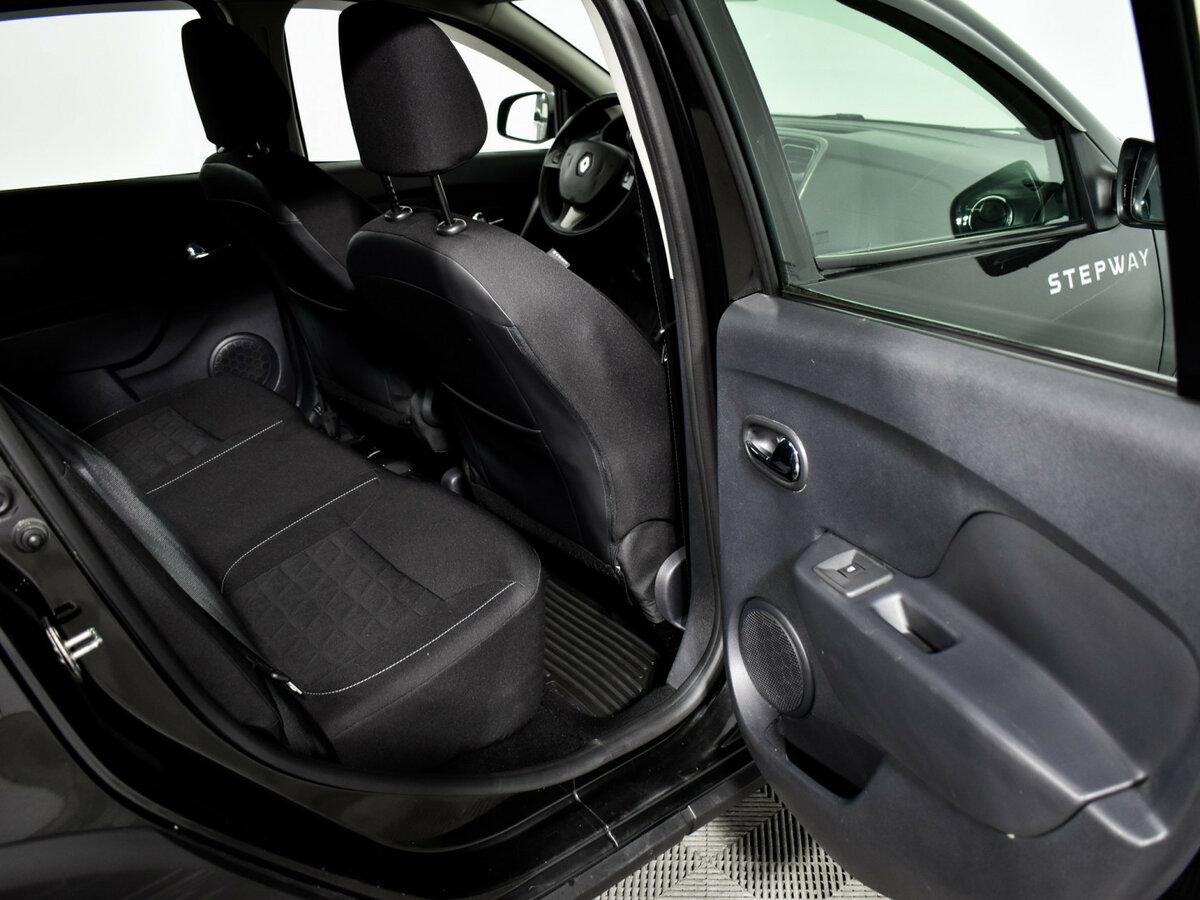 Renault Sandero с пробегом — 2016 год. Фото: #11