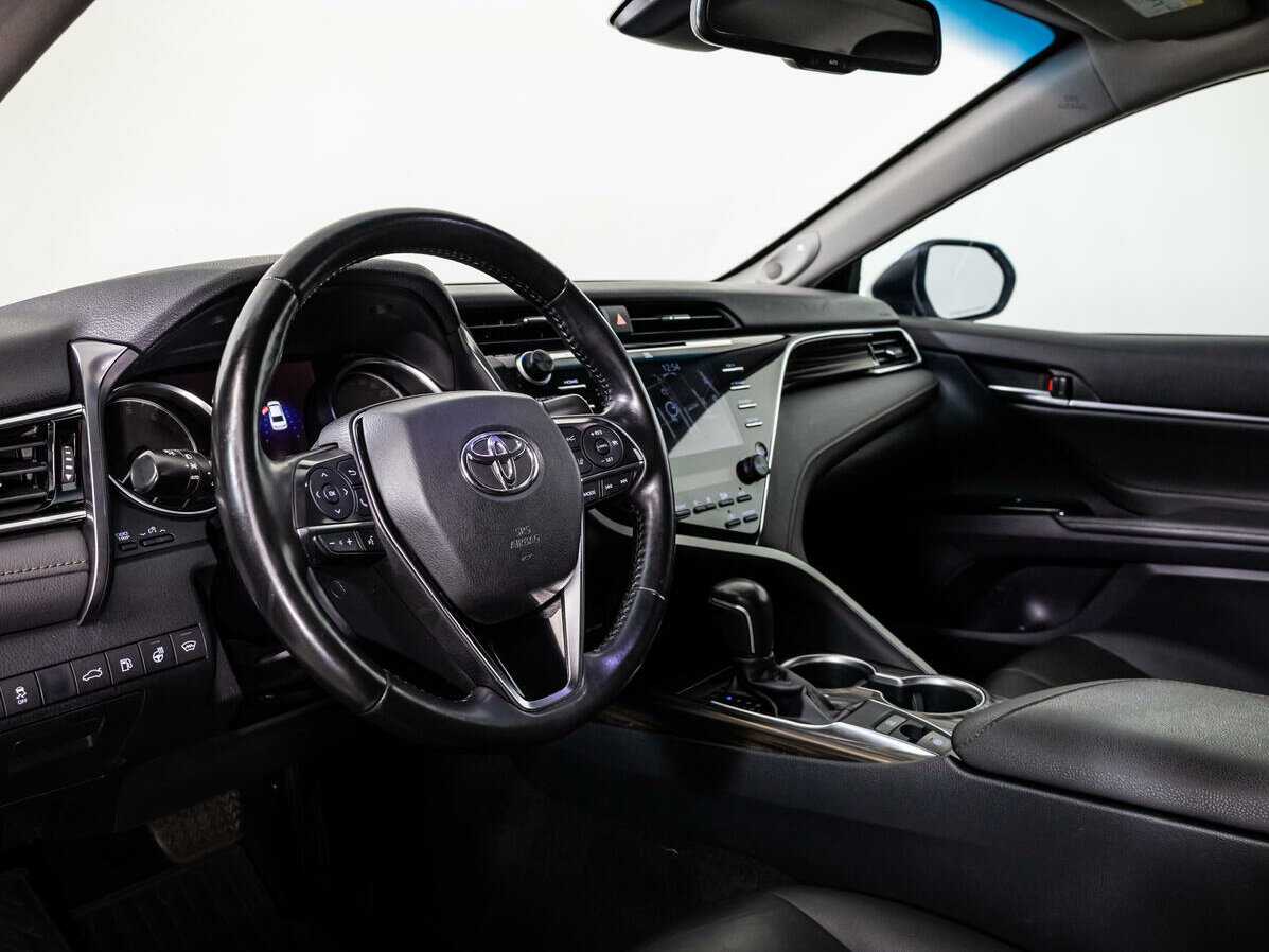 Toyota Camry с пробегом — 2018 год. Фото: #9