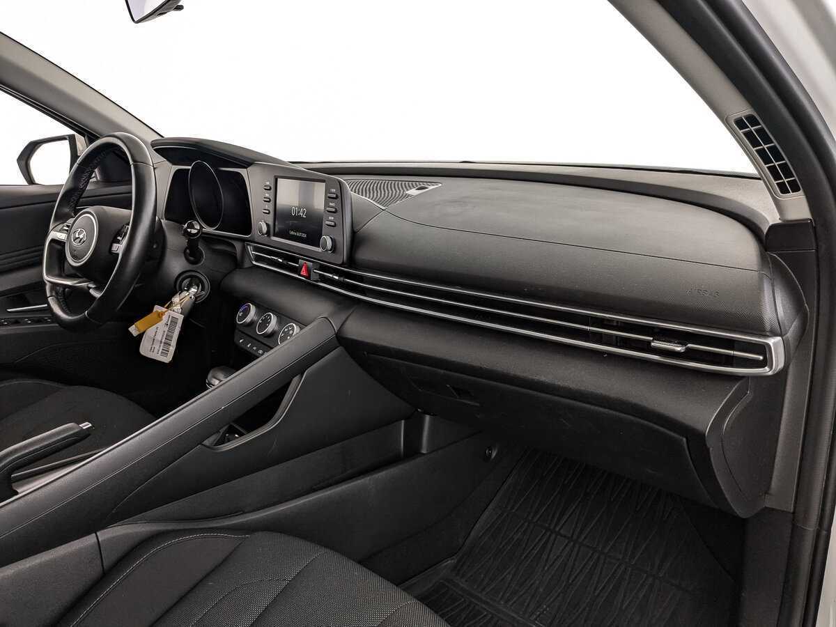 Hyundai Elantra с пробегом — 2021 год. Фото: #8