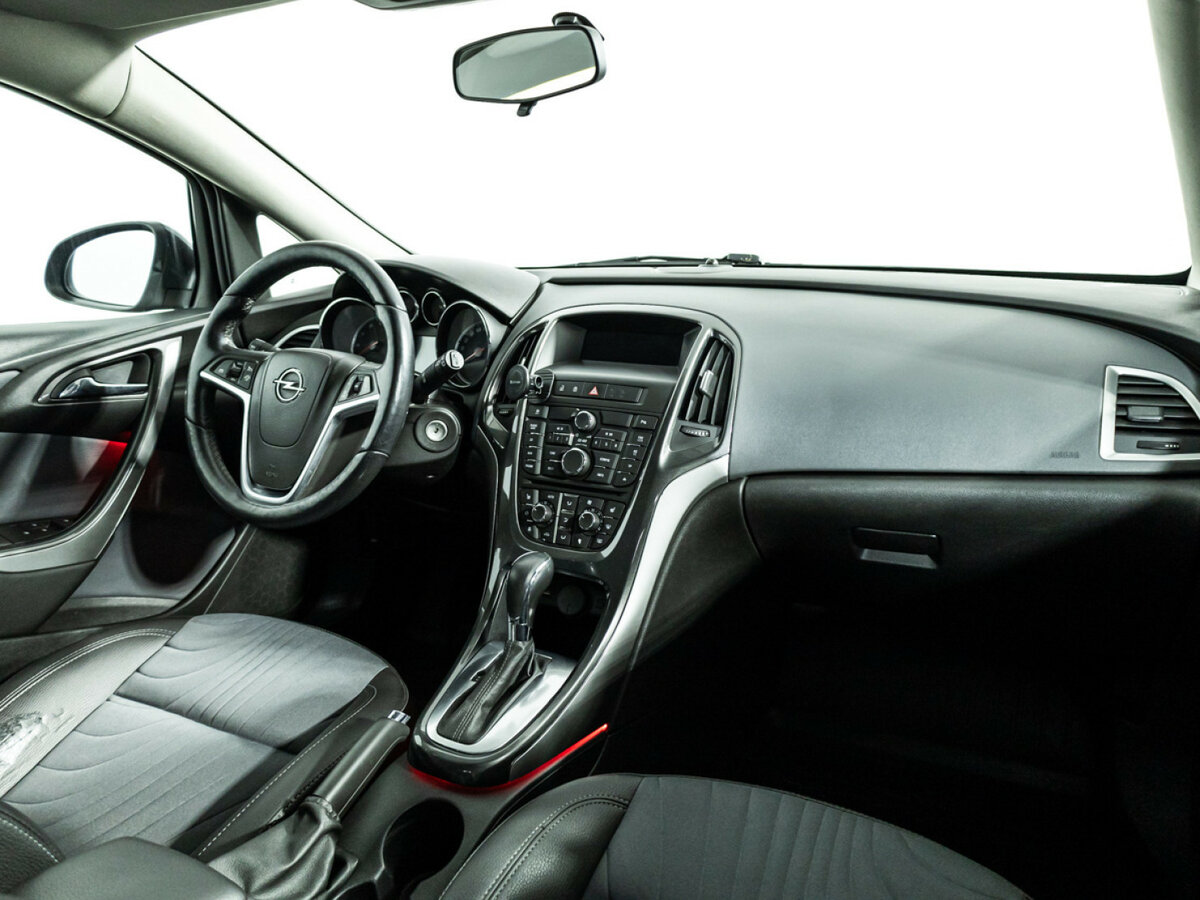 Opel Astra с пробегом — 2013 год. Фото: #6