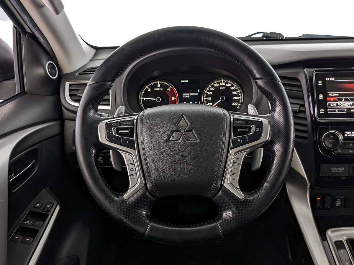 Mitsubishi Pajero Sport с пробегом — 2017 год. Фото: #17